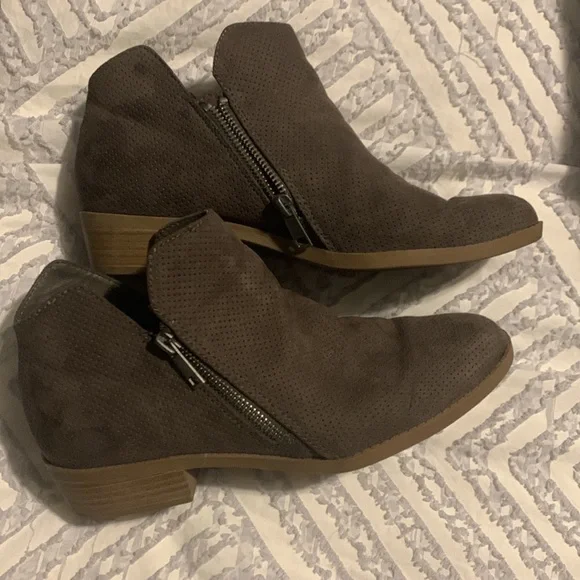 Universal Thread booties - Picture 2 of 3